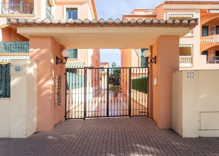 Piso Bonito Cerca De La Playa Con Piscina, Jardin, Gimnasio Y Garaje