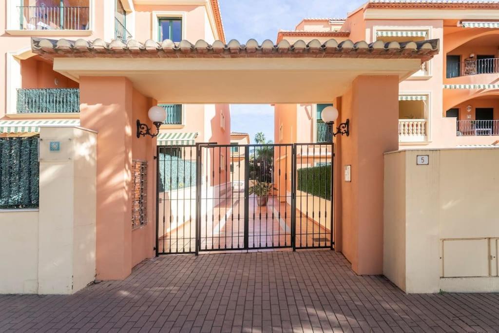 Piso Bonito Cerca De La Playa Con Piscina, Jardin, Gimnasio Y Garaje