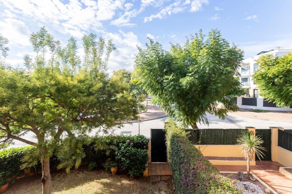 Piso Bonito Cerca De La Playa Con Piscina, Jardin, Gimnasio Y Garaje